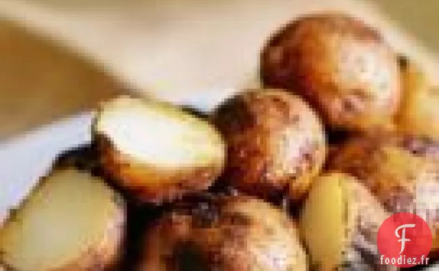 Pommes De Terre Nouvelles Grillées Avec Une Croûte De Poivron Rouge