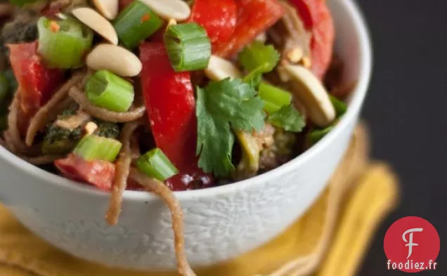 Nouilles Soba Aux Arachides Avec Brocoli Et Poivron Rouge