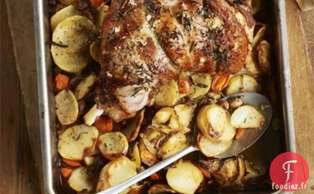 Agneau rôti à l'ail avec pommes de terre piquantes