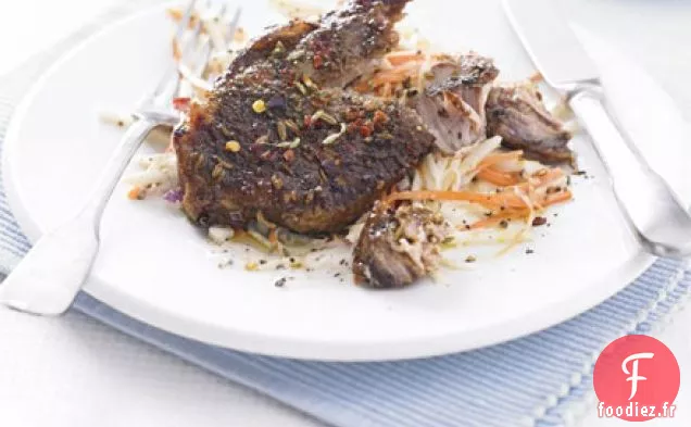 Côtelettes de porc en croûte de fenouil avec salade de céleri-rave d'hiver