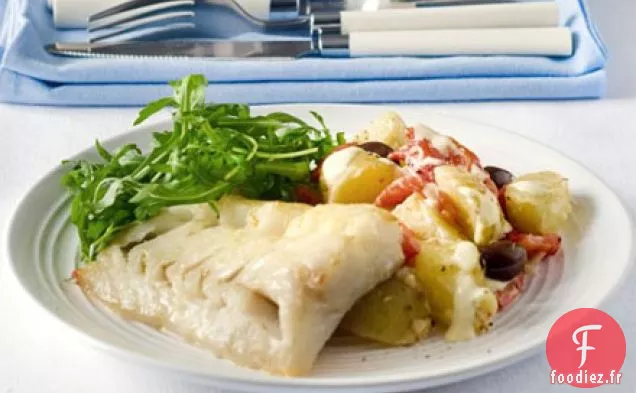 Poisson grillé avec salade de pommes de terre neuves, poivrons rouges et olives
