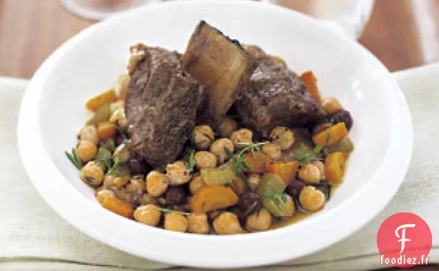 Côtes Levées Braisées avec Haricots Garbanzo et Raisins Secs