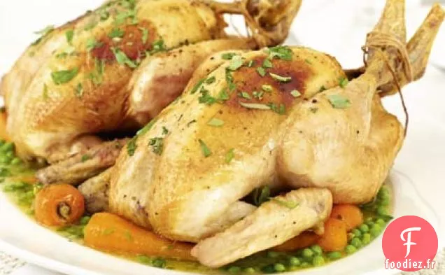 Poulet beurré à la moutarde à l'estragon, petits pois et carottes