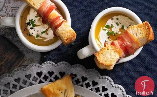 Soupe de butternut avec des soldats de pancetta croustillants