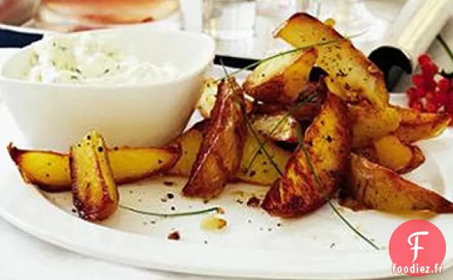 Peaux de pommes de terre croustillantes avec trempette crémeuse à la ciboulette