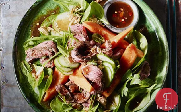 Salade de bœuf poêlé et de papaye avec vinaigrette au soja au tamarin