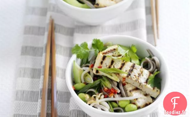 Salade de nouilles soba et edamame au tofu grillé