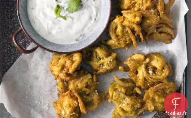 Bhajis à l'oignon rouge et au piment avec raita à la menthe et à l'ail