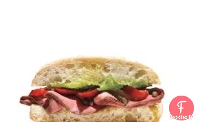 Sandwich Au Rôti De Bœuf Et Aux Cerises Douces Et Au Poivre