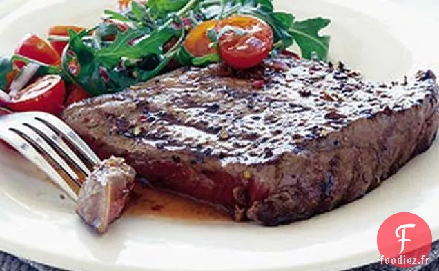 Steaks de coriandre avec salade de tomates et roquette