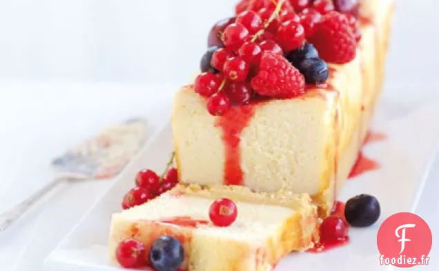 Tranche de gâteau au fromage sablé aux baies