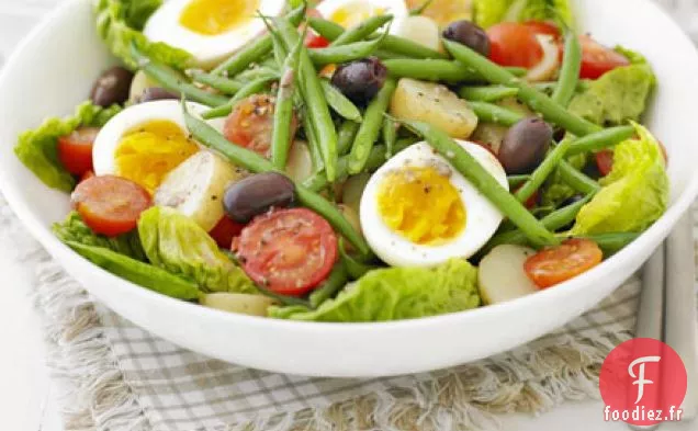 Salade d'été avec vinaigrette aux anchois