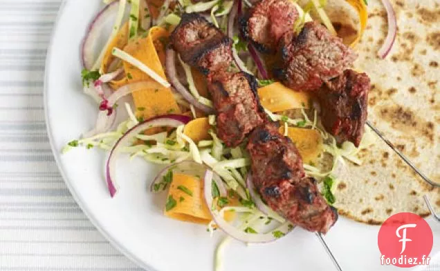 Brochettes d'agneau Tandoori avec salade croquante et raita