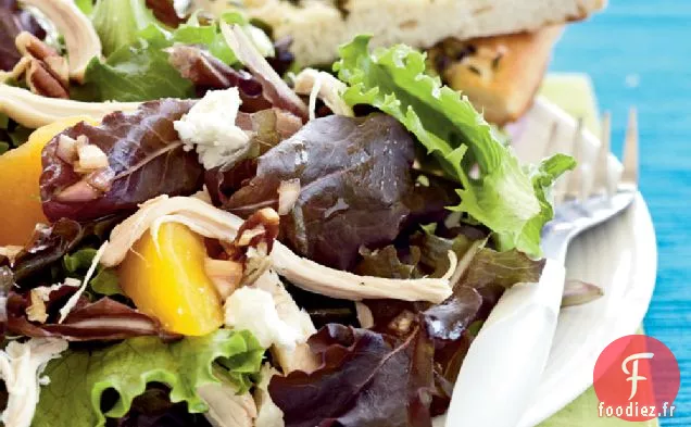 Salade de Poulet Rôti aux Pêches, au Fromage de Chèvre et aux Pacanes