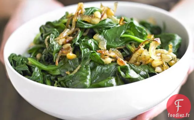 Épinards aux oignons et aux pignons de pin