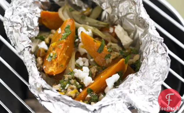 Parcelles de patates douces, fenouil et feta habillées chaudes