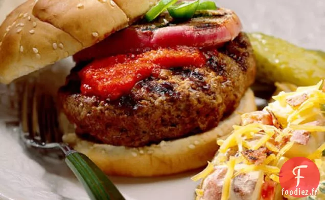 Hamburgers Farcis Au Jalapeño Avec Ketchup Au Poivron Rôti