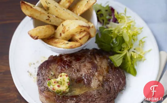 Steaks d'entrecôte au beurre de piment et chips maison