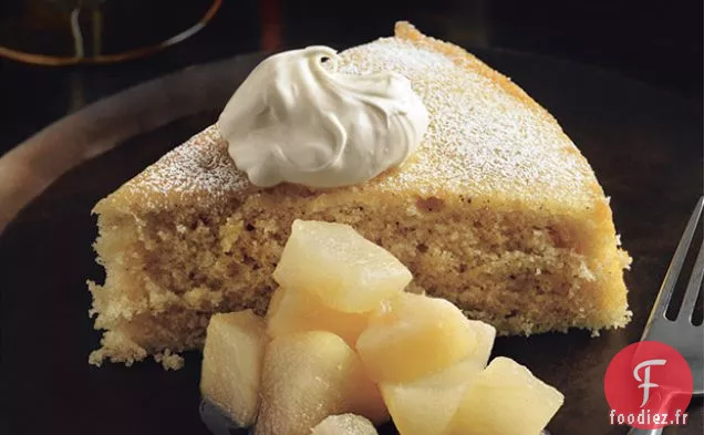 Gâteau aux Épices au Babeurre avec Compote de Poires et Crème Fraîche