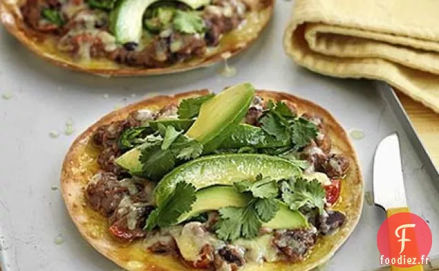 Tostados aux haricots épicés et à l'avocat