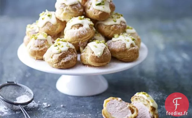 Profiteroles à la framboise, au chocolat blanc et à la pistache