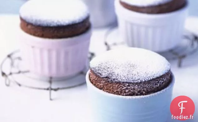 Soufflés au chocolat chaud avec sauce à la crème au chocolat