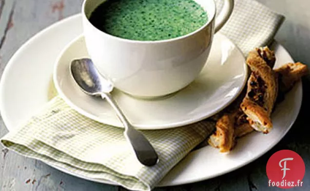 Soupe de cresson au fromage bleu et pâtisseries aux noix de cajou