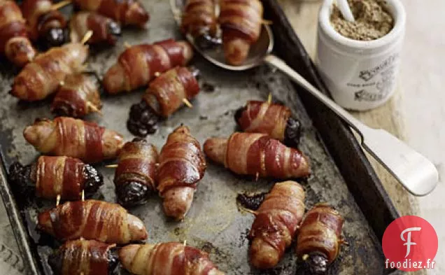Rouleaux de bacon, saucisses et pruneaux