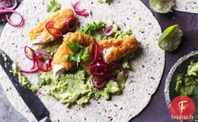 Avocat écrasé avec poulet croustillant, oignons marinés et tortillas