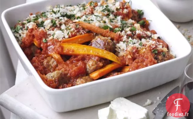 Boulettes de viande et carottes sauçantes avec des miettes de feta croustillantes