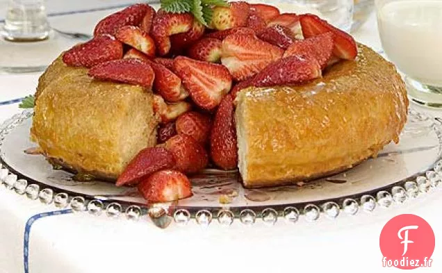 Savarin à la fraise et au vin doux