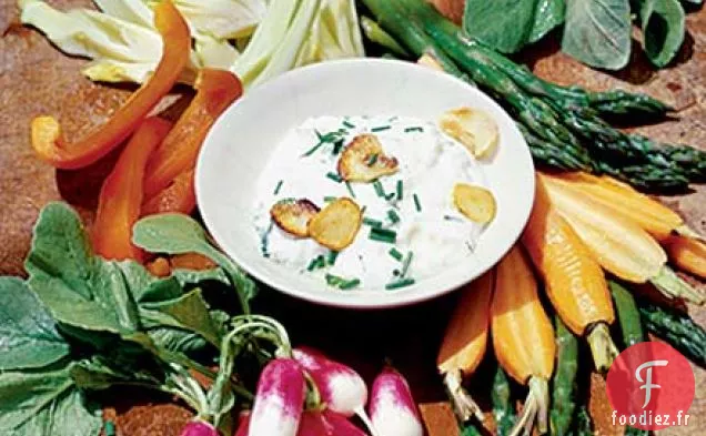 Trempette à l'ail rôti avec plateau de légumes
