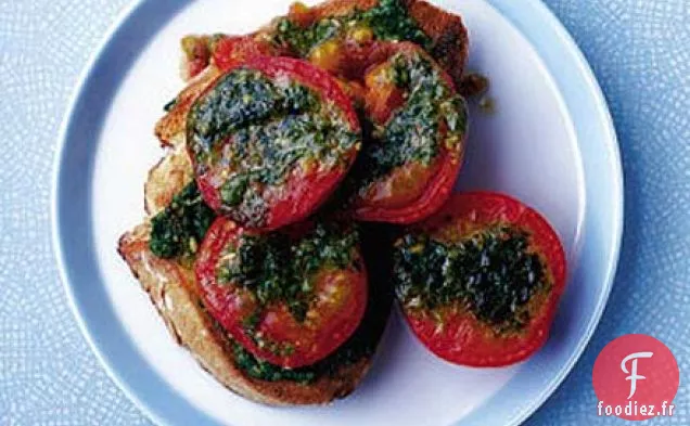 Tomates au pesto grillées sur pain grillé