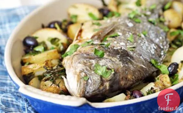 Daurade rôtie entière avec pommes de terre et olives