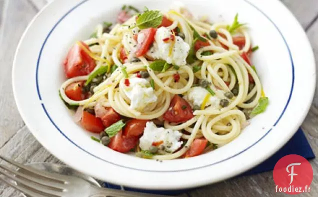 Pâtes à la mozzarella, menthe et sauce tomate fraîche