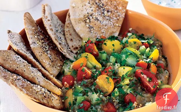 Salade d'Aubergines Rôties avec Chips de Pita et Sauce au Yogourt