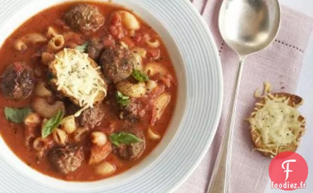 Soupe de pâtes et boulettes de viande avec croûtons au fromage