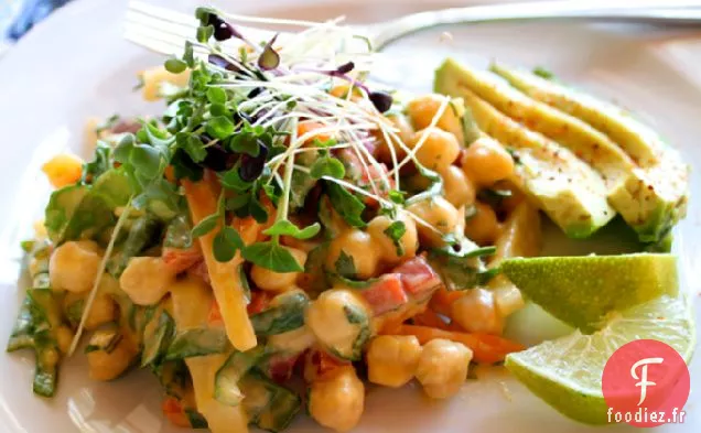 Salade De Haricots Garbanzo Avec Vinaigrette À La Mangue Mexicaine