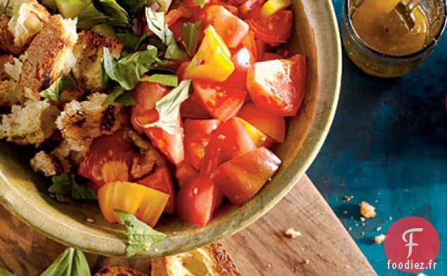 Salade de Poivrons, Tomates, Concombres et Pain Grillé