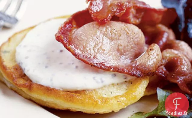 Gâteaux chauds à la ricotta avec bacon croustillant et feuilles mélangées