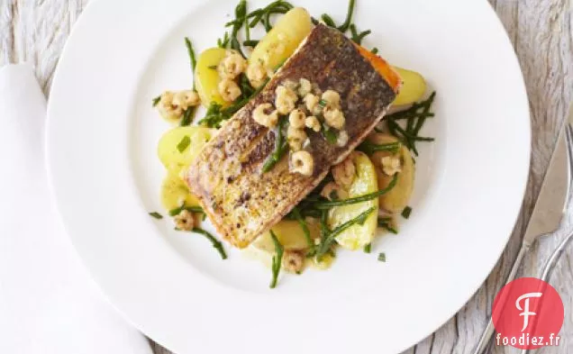 Truite de mer avec samphire, crevettes en pot et citron