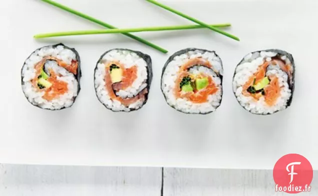 Sushi au saumon fumé et à l'avocat