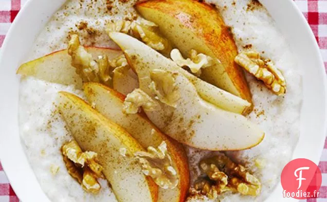 Bouillie de yogourt crémeuse avec garniture à la poire, aux noix et à la cannelle