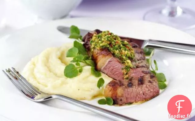Entrecôte grillée au cresson, pesto de noisettes et piment rouge