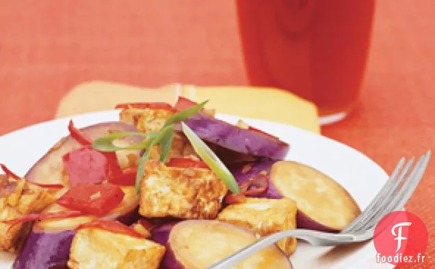 Aubergine Asiatique Épicée Au Tofu Et Poivron Rouge