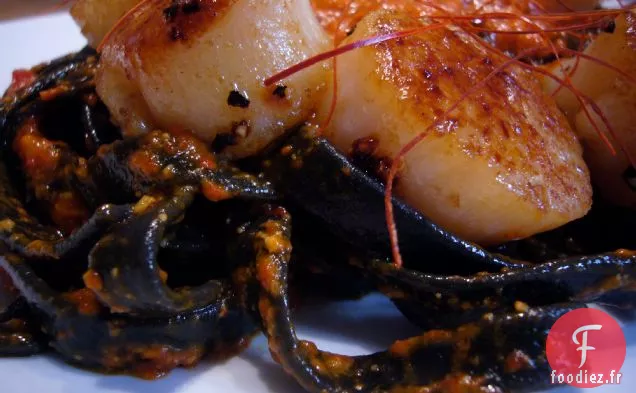 Tagliatelles Nero Di Seppia Au Pesto De Poivron Rouge Rôti Et Scal
