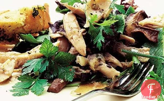 Salade de poulet tiède aux champignons à l'ail