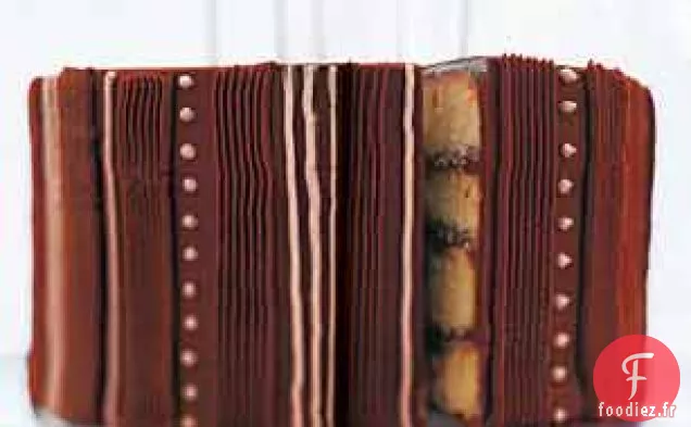 Gâteau Doré avec Glaçage à la Crème Sure au Chocolat