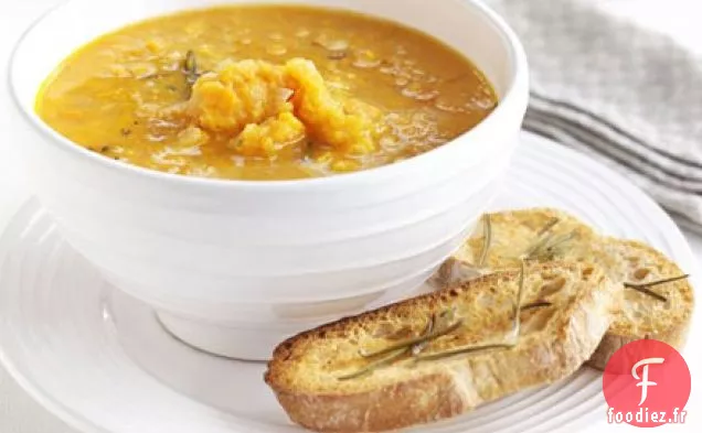 Soupe de patates douces et romarin avec toasts à l'ail