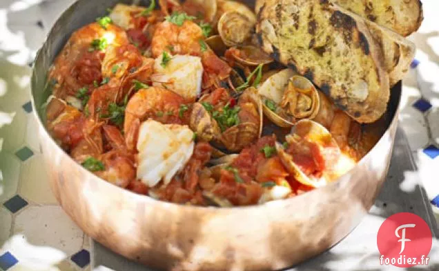 Ragoût de poisson méditerranéen aux toasts à l'ail